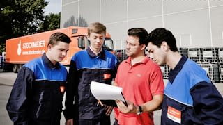Gesprächsrunde von gewerblichen Mitarbeitern Auszubildende