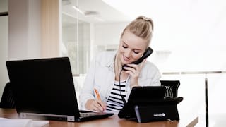 Telefonierende junge Frau