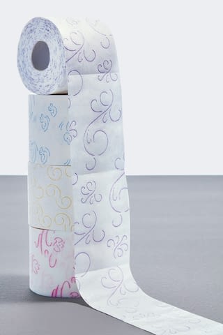 Turm von bedruckten Toilettenpapierrollen