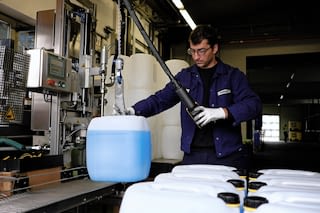 An employee of STAUB & CO. – SILBERMANN filling glycol mixtures