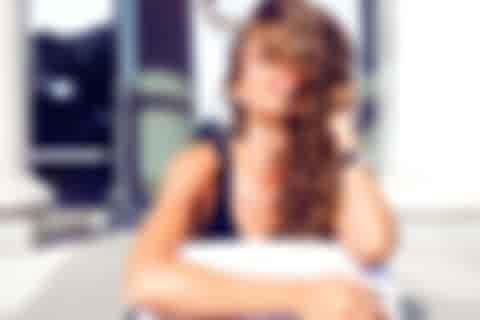 Frau mit lockigen Haaren Frau mit lockigen Haaren