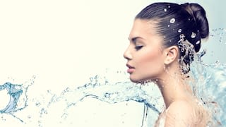 Frau und Wasser Frau in Wasserspritzer