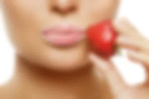 Lippen und Erdbeere Nahaufnahme von Lippen mit Zucker und einer Erdbeere