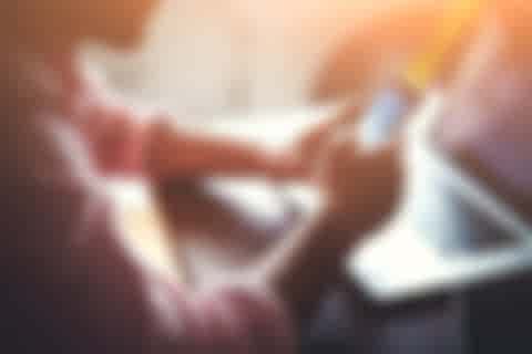Mann mit Smartphone und Laptop